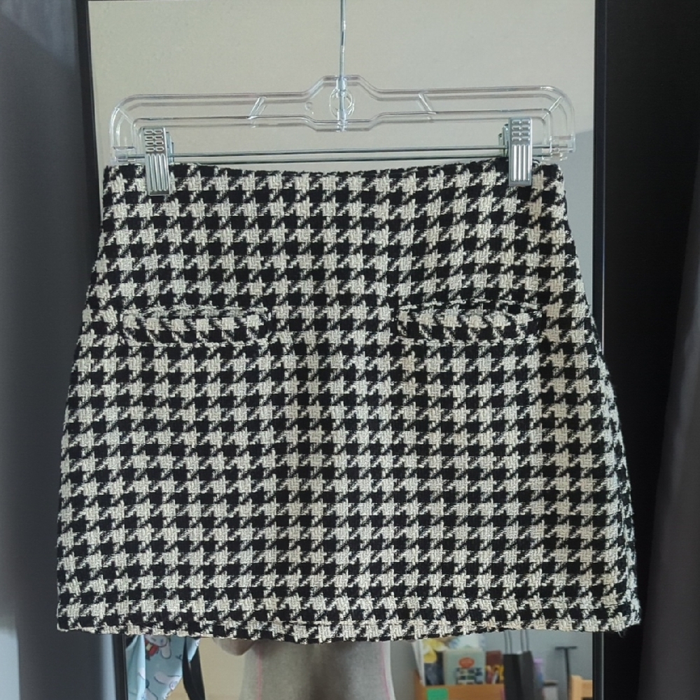 a new day Size 2 Black & White Houndstooth Patterned Mini Skirt (fits size XS)
